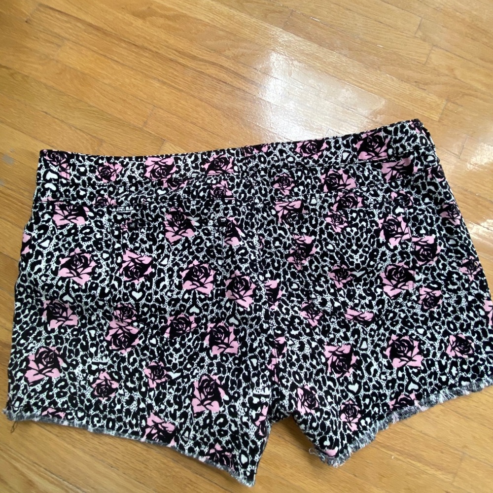 Hot Topic Shorts - Picture 2 of 2